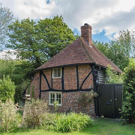 Walnut Tree Cottage By Bloom Stays 法弗舍姆 外观 照片
